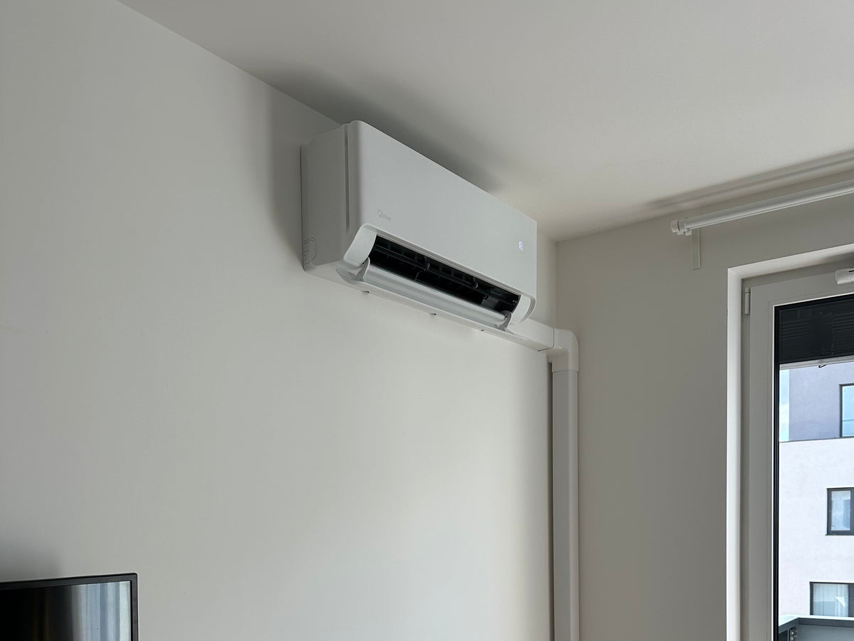 Montáž klimatizácie Midea Breezeless E 3,6 kW v byte v Nitre – Piesková ulica